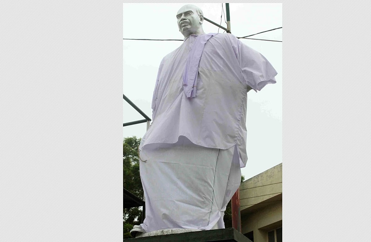 காமராஜர் சிலைக்கு வேட்டி ஜிப்பா அணித்த தொண்டர்!