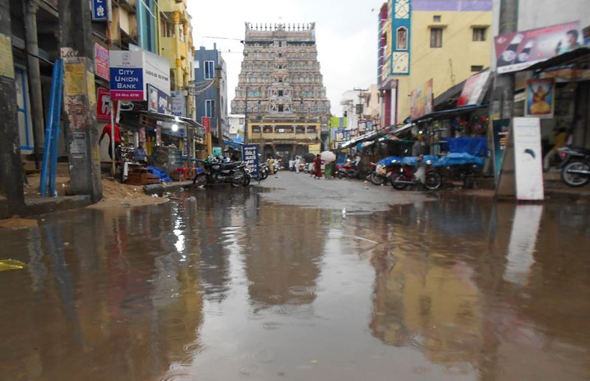 சிதம்பரத்தில் பலத்த மழை: சாலைகளில் வெள்ளம்