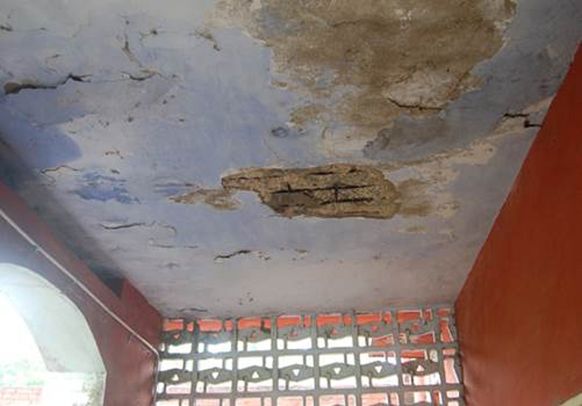 சிதம்பரத்தில் தொடரும் மழை: நீதிமன்ற கட்டட மேற்கூரை காரைகள் உடைந்து விழுந்தன!