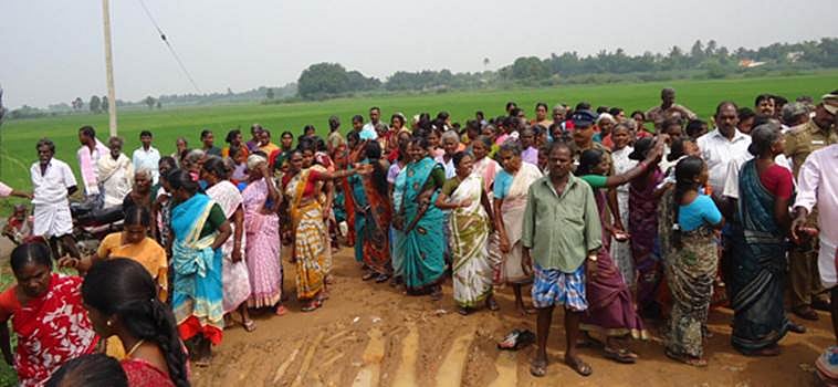 டாஸ்மாக் கடைக்கு பூட்டு போடச் சென்ற பெண்கள்: துணை வட்டாட்சியரை சிறைபிடித்தனர்