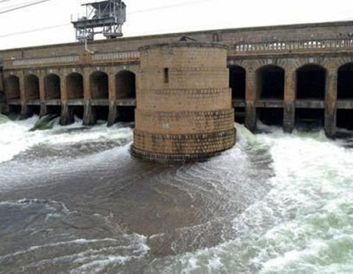 காவிரியின் குறுக்கே அணை: ஆயிரக்கணக்கான விவசாயிகள் முற்றுகைப் பேரணி