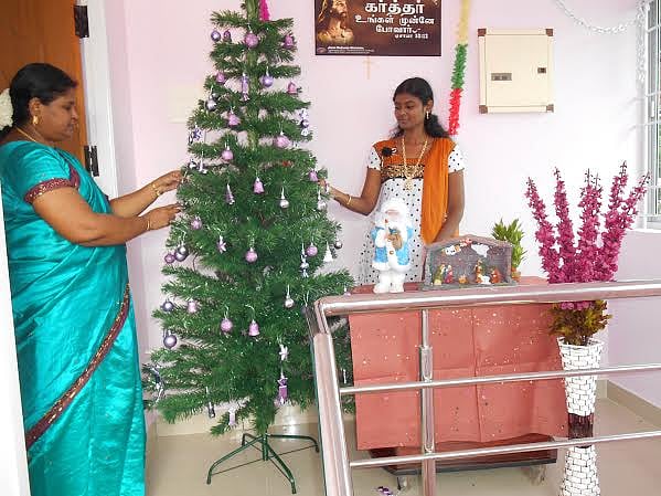 கிறிஸ்துமஸ் பண்டிகை ஆரம்பம்: கிறிஸ்துவ ஆலயங்களில் சிறப்பு ஆராதனை