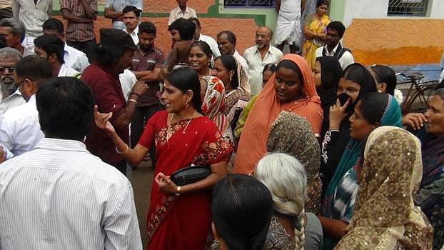 விருதுநகர்-பாவாலி சாலையை சீரமைக்க வலியுறுத்தி பொதுமக்கள் முற்றுகை போராட்டம்