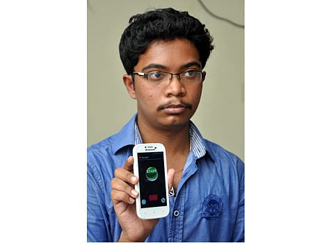 அவசர உதவி கோர செல்போனில் புதிய வசதி: பொறியியல் மாணவர் உருவாக்கிய ஆண்ட்ராய்டு சாப்ட்வேர்
