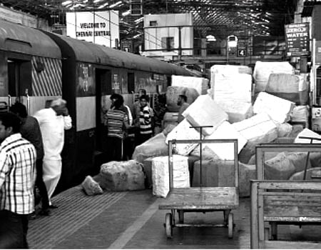 ரயில் நிலையங்களில் பயணிகளுக்கு இடையூறாக இருக்கும் பார்சல் குவியல்கள்