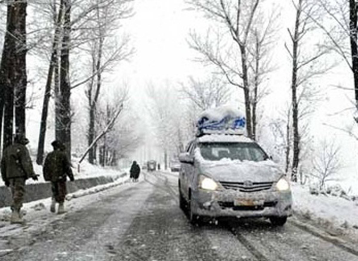 கடும் பனிப்பொழிவால் போக்குவரத்து நெரிசல்: ஜம்மு-காஷ்மீர் சாலை மூடல்