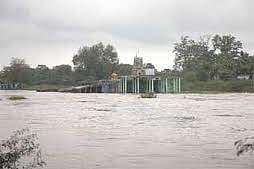 தாமிரவருணியில் வெள்ளப்பெருக்கு: பாபநாசம், மணிமுத்தாறு அணைகள் மூடல்