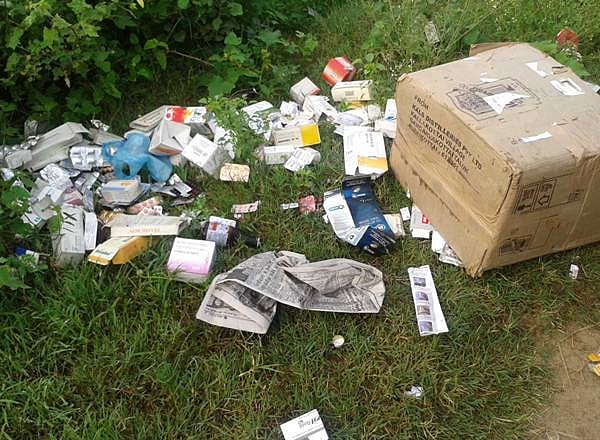 கடையநல்லூர் பெரியாற்றுப் பாதையில் கொட்டப்படும் மாத்திரைகள்: சிறுவர்கள் சாப்பிடும் வாய்ப்புள்ளதால் மக்கள் அதிர்ச்சி