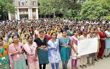 விநோதினிக்கு சிதம்பரம் பல்கலை மாணவியர்கள் மெழுகுவர்த்தி ஏந்தி அஞ்சலி!