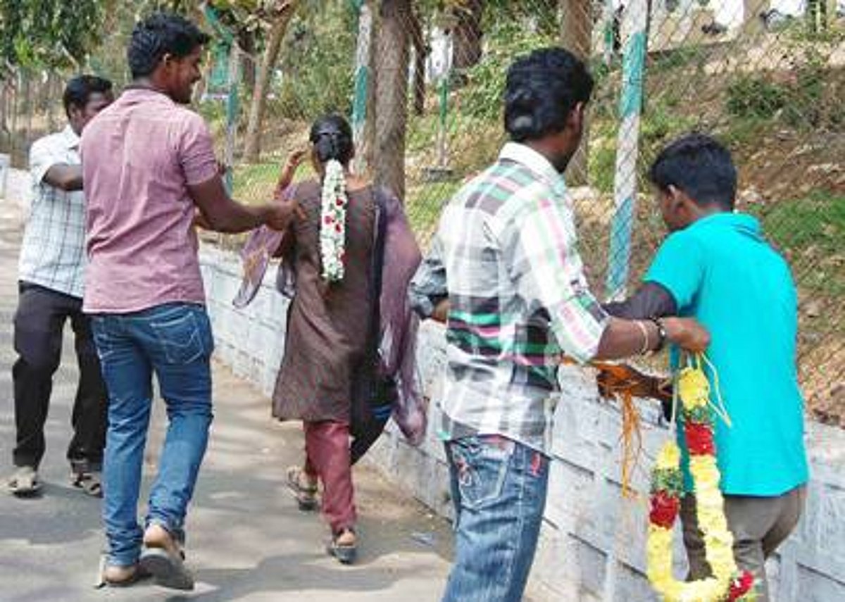 காதல் ஜோடிகளுக்கு மஞ்சள் கயிறு, மாலை வழங்கி இந்து முன்னணியினர் எதிர்ப்பு