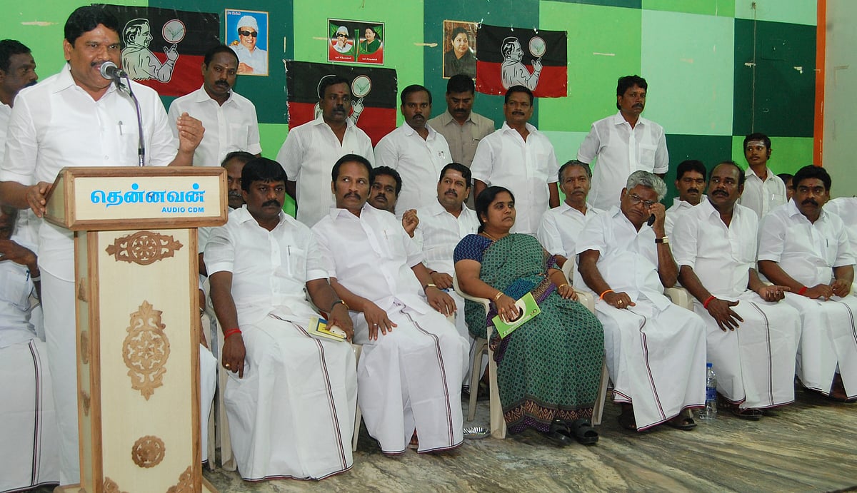 தமிழக உரிமைகள் பறிப்புகளுக்கு மைய அரசுடன் துணை போகிறார் கருணாநிதி: அமைச்சர் எம்.சி.சம்பத் குற்றச்சாட்டு