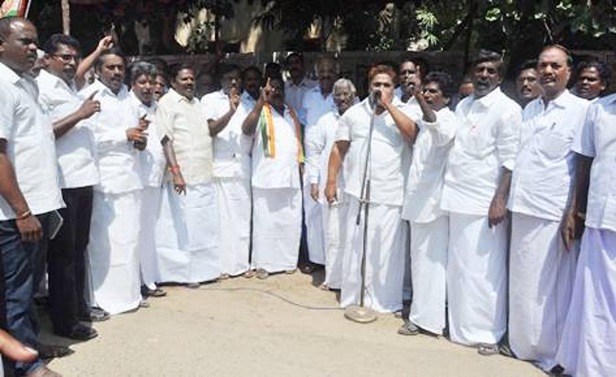 மதுவிலக்கை அமுல்படுத்த கோரி காங்கிரஸ் சார்பில் கண்டன ஆர்ப்பாட்டம்