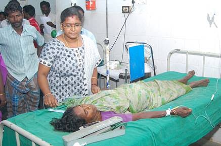 சிதம்பரம் அருகே இடிமின்னல் தாக்கி இளம்பெண் சாவு: ஒரு பெண் கவலைக்கிடம்