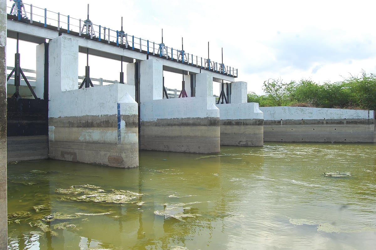 வீராணம் ஏரி வறண்டதால், கீழணையிலிருந்து ஏரிக்கு தண்ணீர் திறப்பு