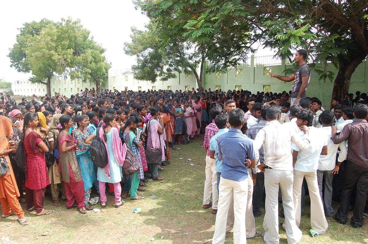 சிதம்பரம் அரசு கலைக்கல்லூரி மாணவர்கள் வகுப்புகளை புறக்கணித்து ஆர்ப்பாட்டம்