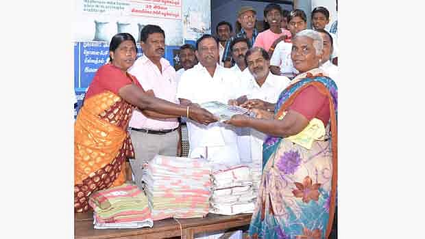 மல்லியில் 768 பயனாளிகளுக்கு வேஷ்டி-சேலை: ஒன்றியக் குழு தலைவர் வழங்கினார்