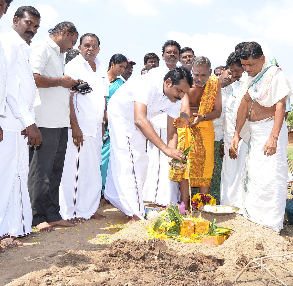 ஸ்ரீவிலி. ஒன்றியத்தில் ரூ.7 லட்சத்தில் சமுதாயக்கூடம் கட்ட பூமி பூஜை