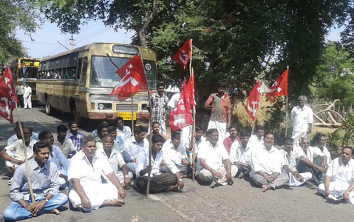 வறட்சியால் அழிந்த பயிர்களுக்கு நிவாரணம் கோரி சிதம்பரம் அருகே விவசாயிகள் சாலைமறியல்