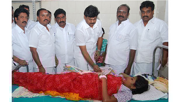 ஜெ.பிறந்தநாள் விழா: சிதம்பரம் மருத்துவமனையில் பிறந்த 6 குழந்தைகளுக்கு தங்க மோதிரம்