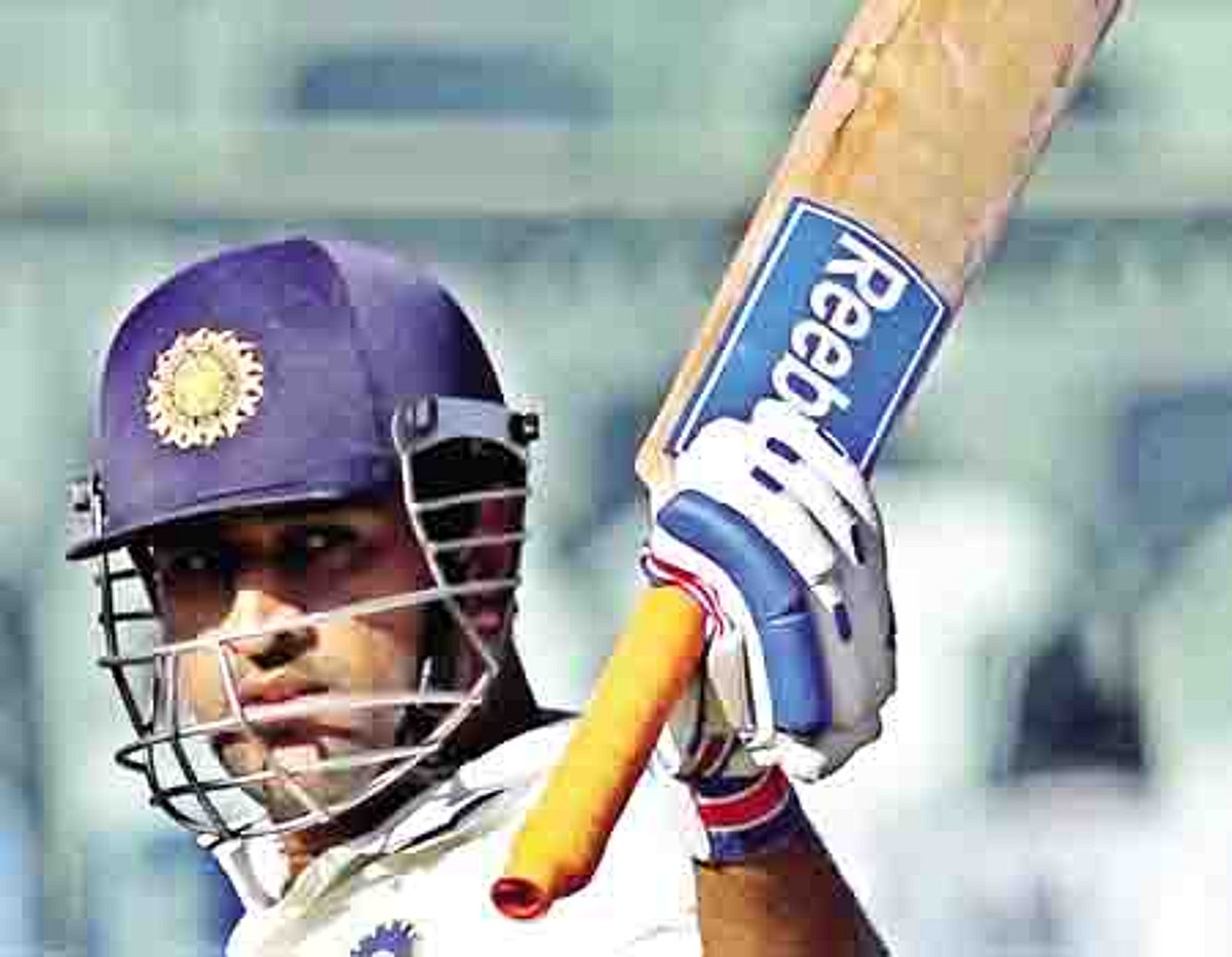 தோனி இரட்டைச் சதம்; இந்தியா-515/8