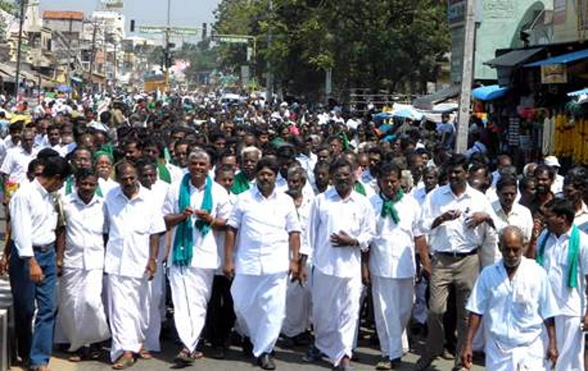 வறட்சி நிவாரணம் கோரி காரைக்காலில் விவசாயிகள் பேரணி