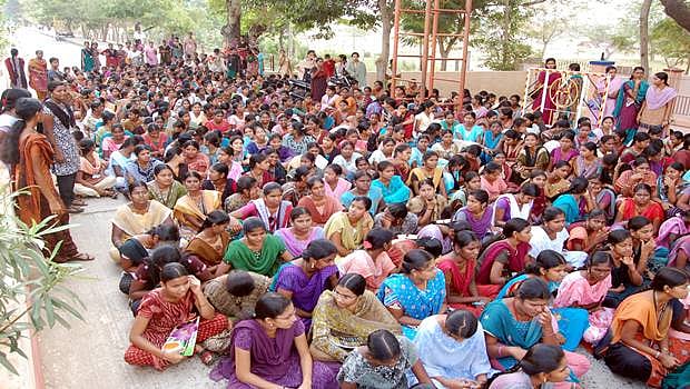 விடுதியில் தண்ணீர் வசதி கோரி பல்கலை. மாணவியர்கள் முற்றுகை போராட்டம்