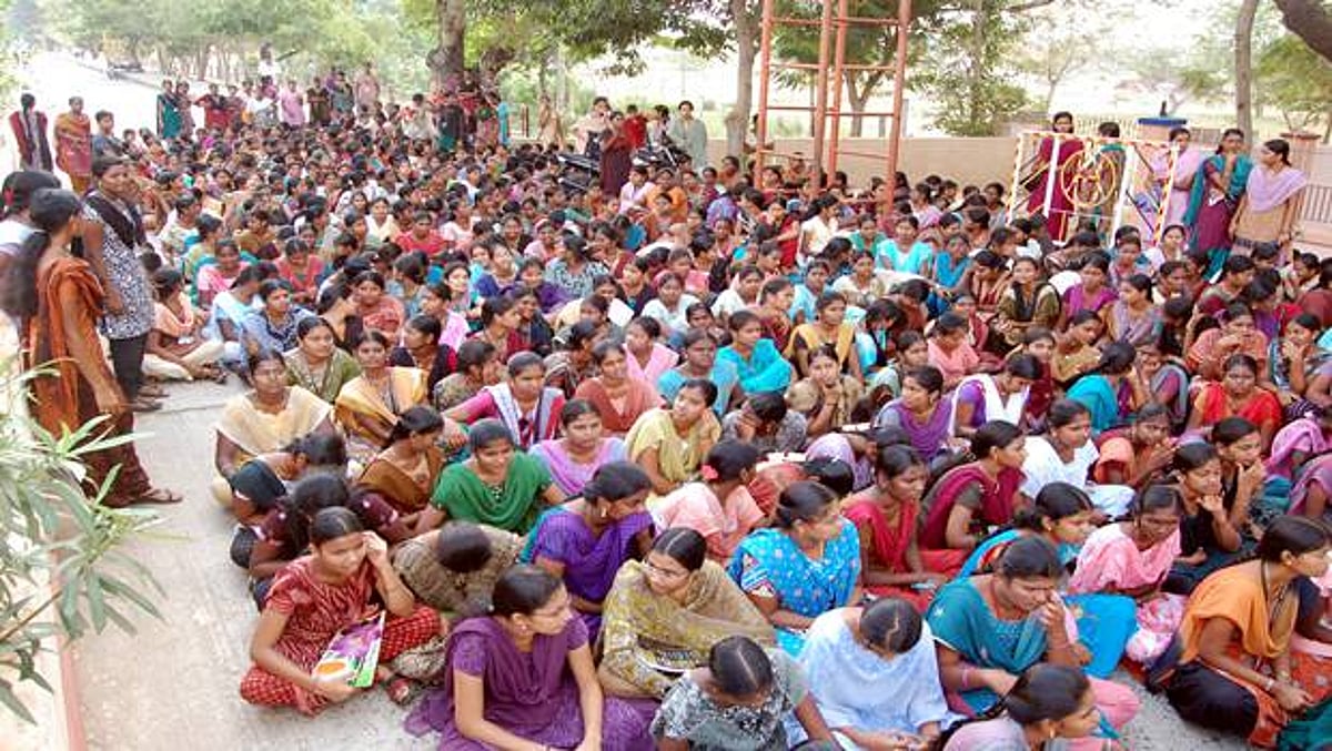 விடுதியில் தண்ணீர் வசதி கோரி பல்கலை. மாணவியர்கள் முற்றுகை போராட்டம்