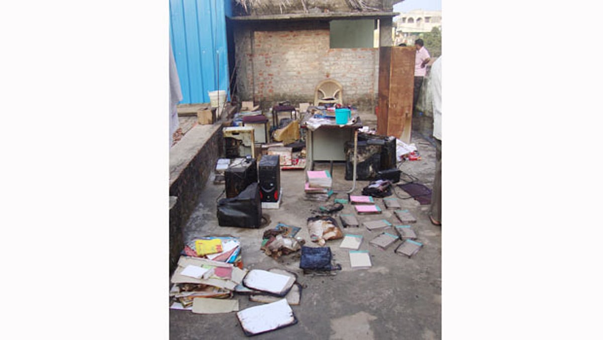 சிதம்பரம் கம்ப்யூட்டர் நிறுவனத்தில் தீவிபத்து: ரூ.4 லட்சம் மதிப்பிலான கம்ப்யூட்டர் மற்றும் ரீசார்ஜ் கார்டுகள் எரிந்து சேதம்