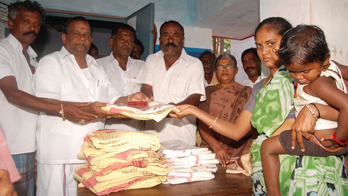 டி.மானகசேரியில் 468 பயனாளிகளுக்கு வேஷ்டி-சேலை: ஒன்றியக்குழுத் தலைவர் காளிமுத்து வழங்கினார்