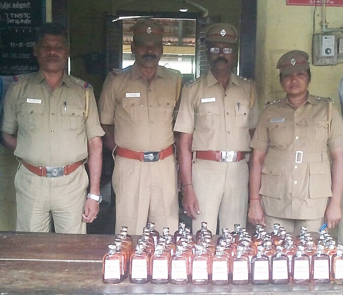 விற்பனைக்காக பதுக்கி வைக்கப்பட்டிருந்த மதுபாட்டில்கள் பறிமுதல்: ஒருவர் கைது