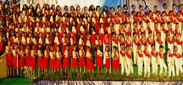 ஒரே நேரத்தில் 1000 மாணவர்கள் சேர்ந்திசைப்பாடல்கள் பாடி சாதனை 