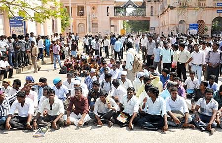 ராஜபட்ச வருகையை கண்டித்து அண்ணாமலைப் பல்கலை. மாணவர்கள் சாலைமறியல்