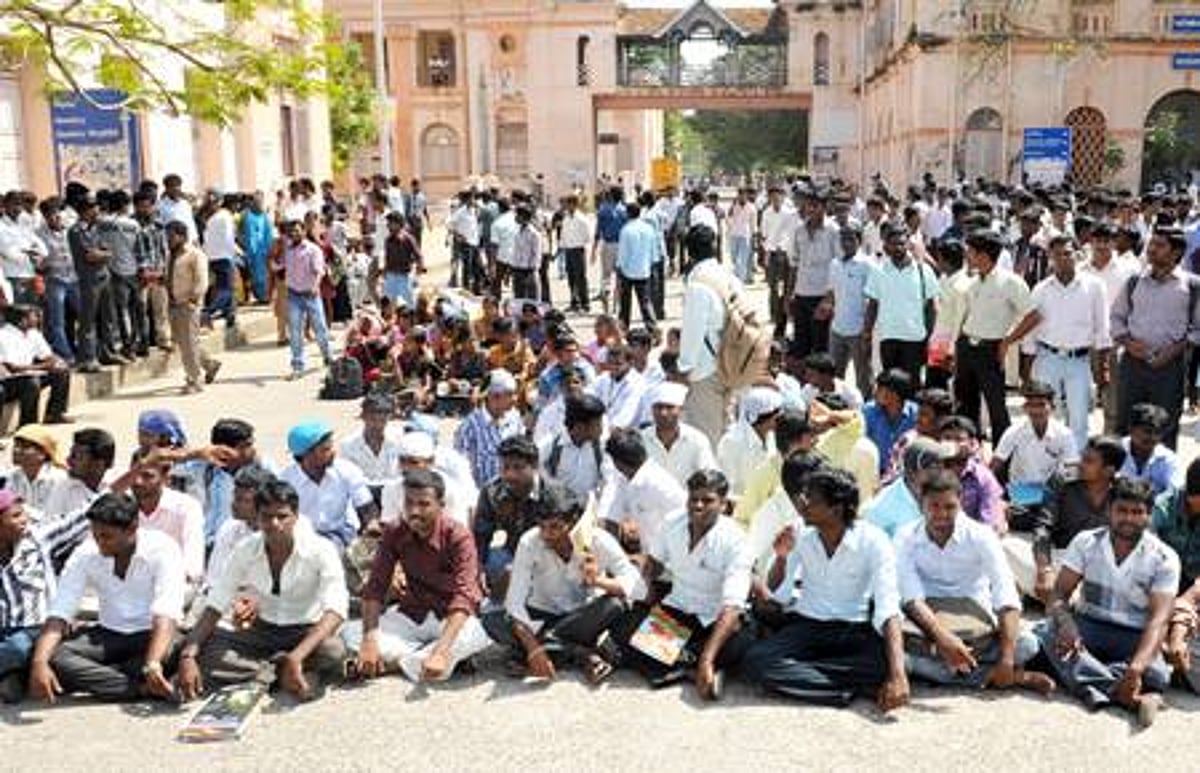 ராஜபட்ச வருகையை கண்டித்து அண்ணாமலைப் பல்கலை. மாணவர்கள் சாலைமறியல்