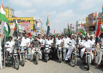 ராஜபட்ச வருகைக்கு எதிர்ப்பு தெரிவித்து சிதம்பரத்தில் காங்கிரஸார் கறுப்புக்கொடி!