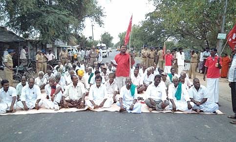சிதம்பரம் அருகே நிவாரணம் கோரி விவசாயிகள் சாலை மறியல்!