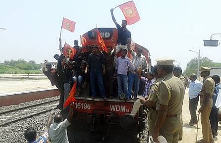 சிதம்பரத்தில் ரயில் மறியல்: 15 பேர் கைது