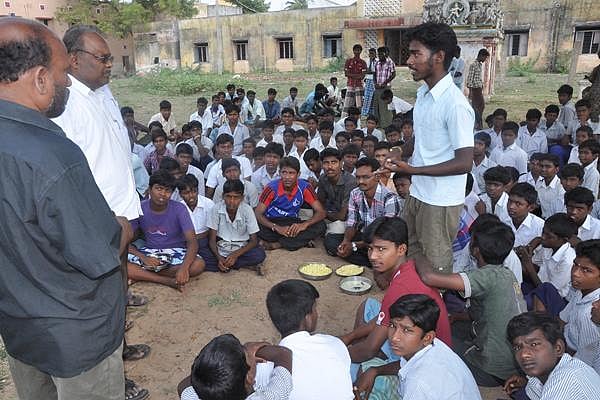 உணவு தரமில்லை  : அரசு நந்தனார் பள்ளி மாணவர்கள் போராட்டம்