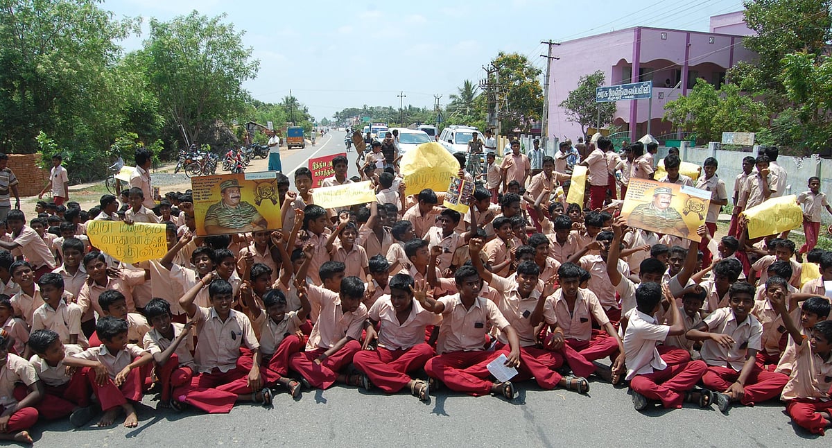 சிதம்பரம் அருகே அரசு பள்ளி மாணவர்கள் வகுப்பு புறக்கணிப்பு, சாலைமறியல்!