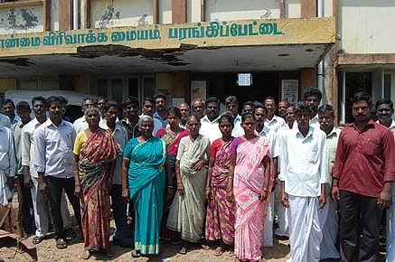 நிவாரண கணக்கீடு செய்ததில் முறைகேடு: வேளாண் அலுவலகத்தை முற்றுகையிட்ட கிராம மக்கள்