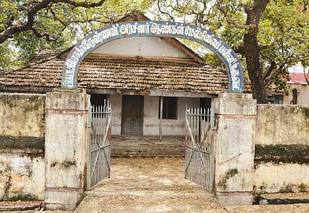 சமூக விரோதிகளின் கூடாரமாக மாறும் பள்ளிக் கட்டடம் நடவடிக்கை எடுக்கப்படுமா?