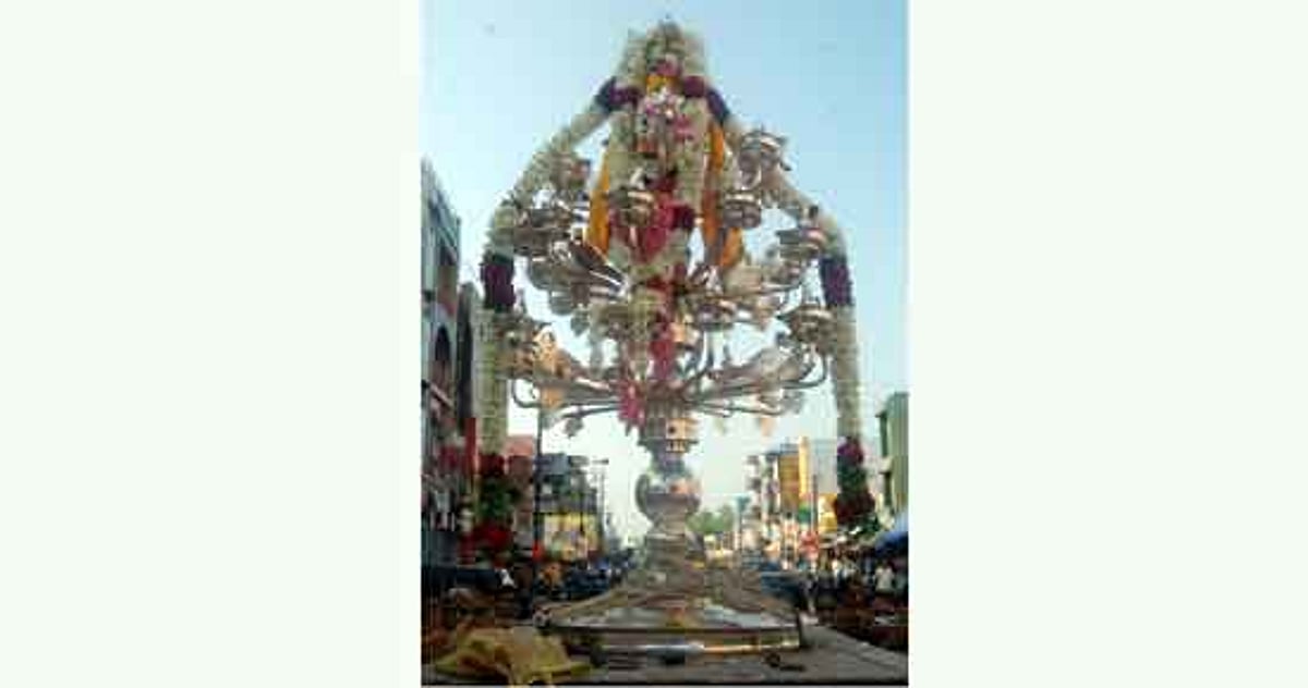 ஸ்ரீநடராஜ பெருமானுக்கு 5 அடி உயர வெள்ளியிலான சிங்கார செடி விளக்கு சமர்பணம்!