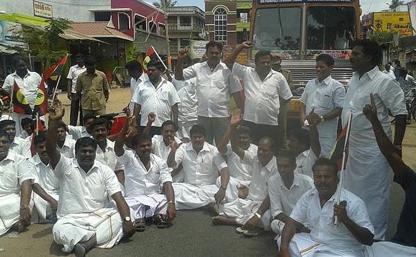 சிதம்பரத்தில் தேமுதிகவினர் சாலை மறியல் :  40 பேர் கைது