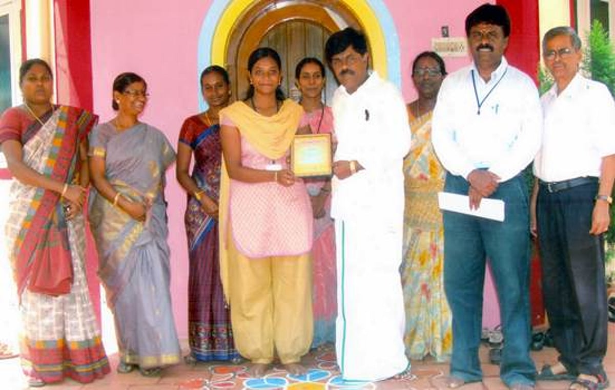 வி.பி.எம்.எம். கல்லூரி மாணவிக்கு பல்கலை. அளவில் சிறந்த என்.எஸ்.எஸ். மாணவிக்கான விருது