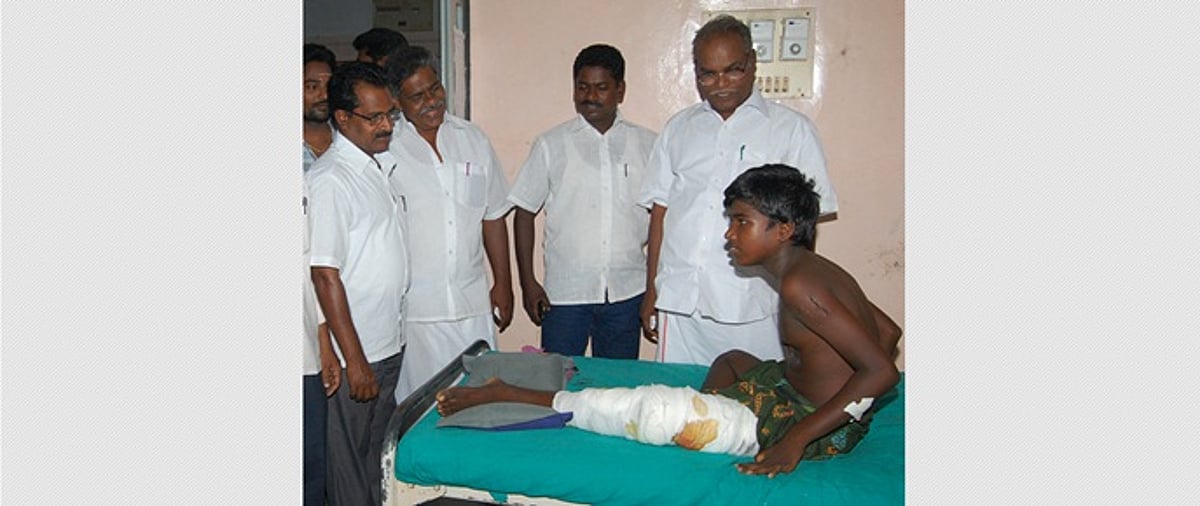 முதலை கடித்து சிகிச்சை பெறும் பள்ளி மாணவருக்கு எம்எல்ஏ ஆறுதல்!