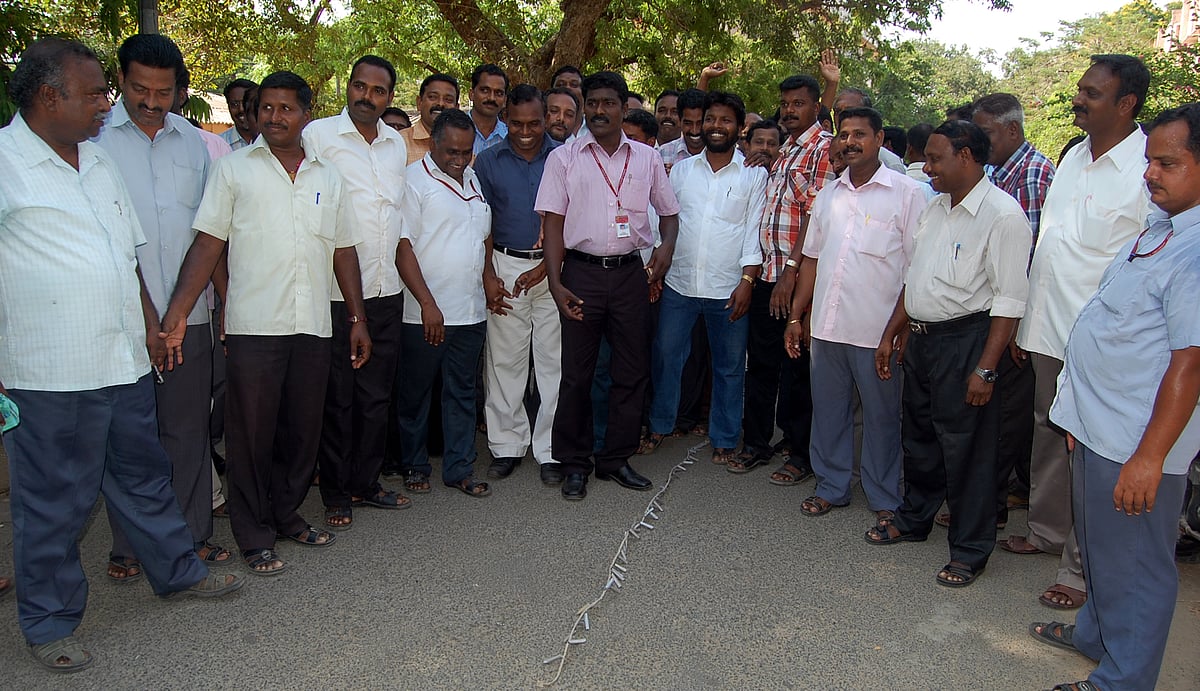 அண்ணாமலைப் பல்கலைக்கழகத்தில் ஆசிரியர்கள், ஊழியர்கள் வெடி, வெடித்து இனிப்பு வழங்கி கொண்டாட்டம்