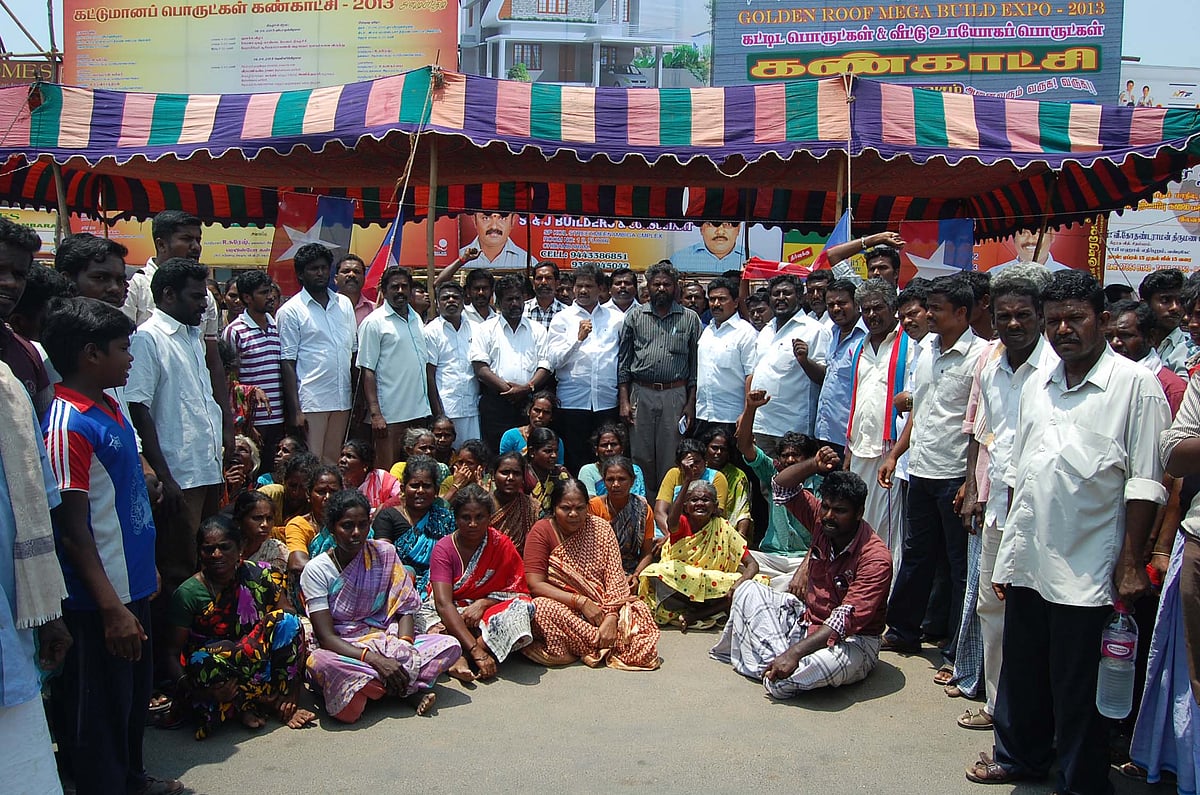 வக்கீல் குமாஸ்தா உடலை வாங்க மறுத்து தொடர் முழக்க போராட்டத்தில் ஈடுபட்ட விடுதலைச் சிறுத்தைகள் கட்சியினர்