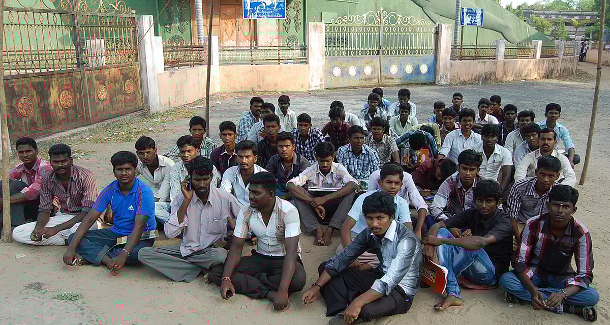 அண்ணாமலைப் பல்கலைக்கழக மாணவர்கள் உண்ணாவிரதம்