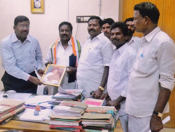 சிதம்பரம் உதவிஆட்சியர் அலுவலகத்தில் பொருத்த ராஜீவ்காந்தி படத்தை வழங்கிய காங்கிரஸார்!