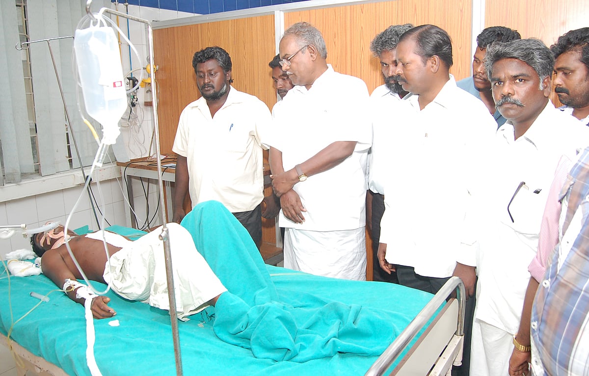 சப்-இன்ஸ்பெக்டர் தாக்கி சிகிச்சை பெற்றுவருபவரை சந்தித்து சிதம்பரம் சட்டப்பேரவை உறுப்பினர் ஆறுதல்!