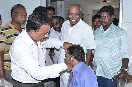 விபத்தில் சிக்கியவர்களை சிகிச்சைக்காக மருத்துவமனையில் கொண்டு வந்து சேர்த்த எம்எல்ஏ